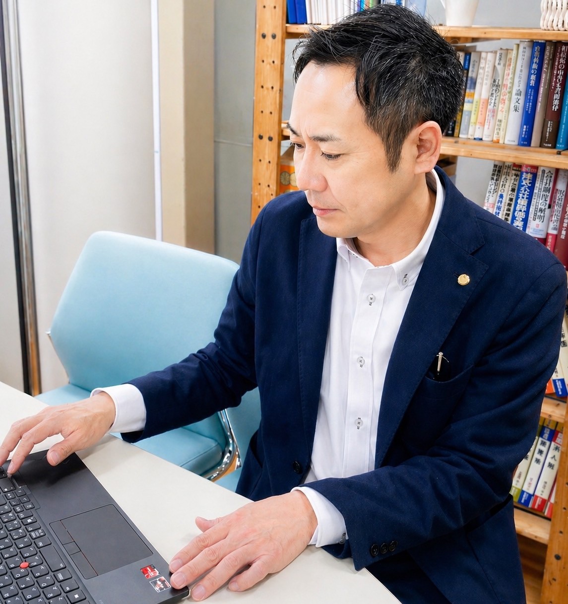 パソコンに向かう税理士・佐橋邦久